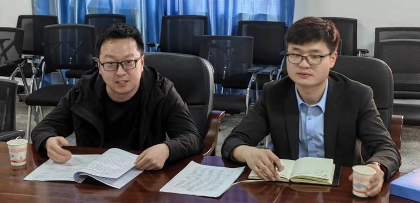 一群人坐在桌子前描述已自动生成